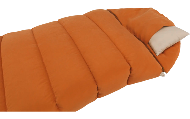 Orangefarbener Schlafsack mit grauem Kopfkissen auf weißem Hintergrund