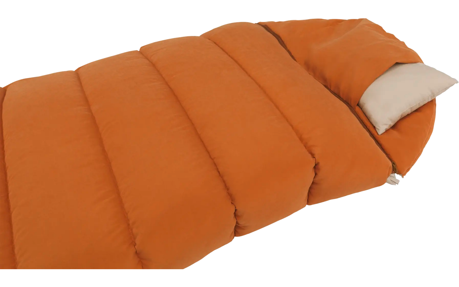 Orangefarbener Schlafsack mit grauem Kopfkissen auf weißem Hintergrund