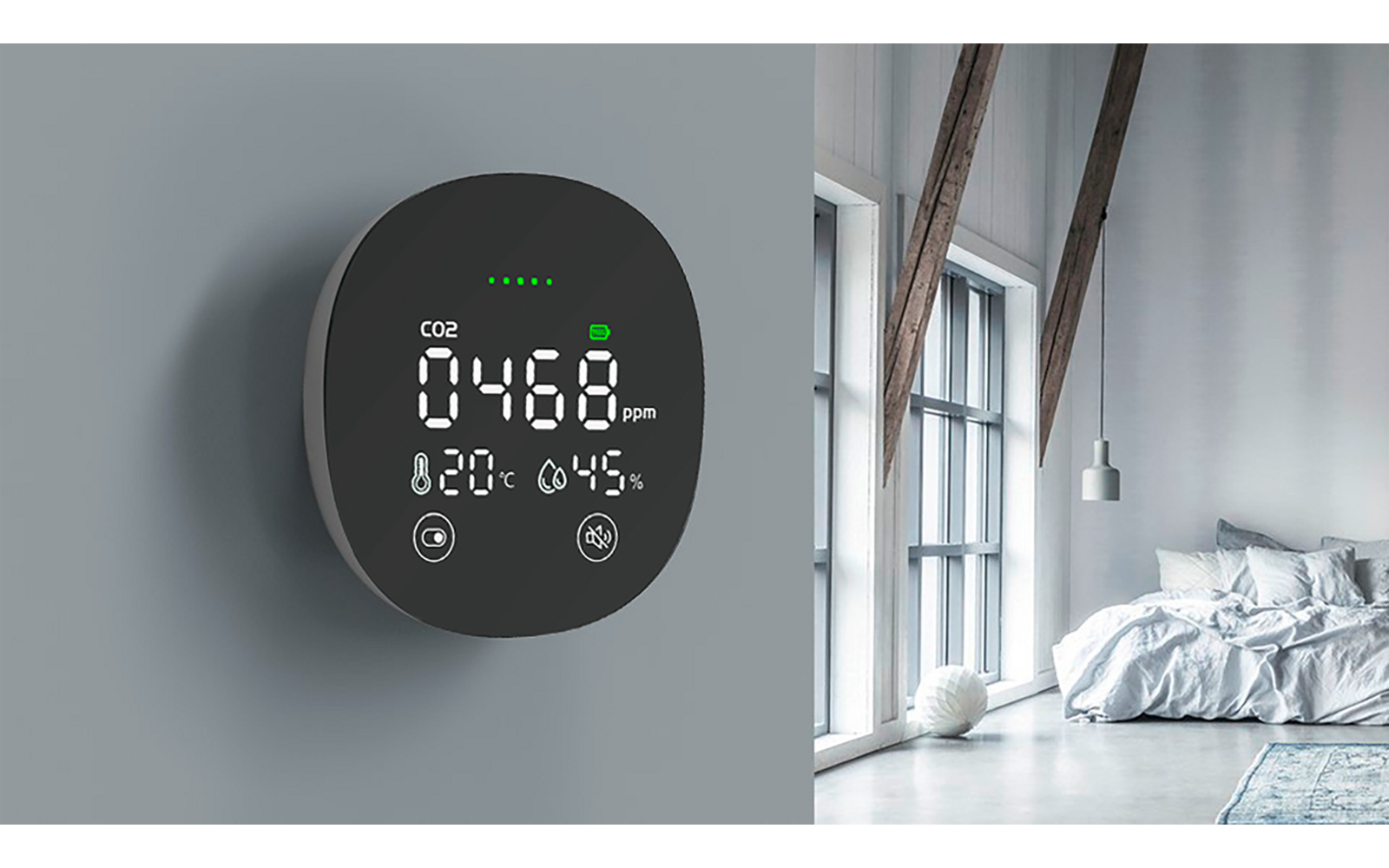 Schwarzes, rundes Gerät an grauer Wand mit Anzeige 'CO2 0468 ppm', daneben helles Schlafzimmer mit großem Fenster, Holzbalken, Bett mit weißen, zerknitterten Decken und Hängeleuchte