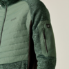 Nahaufnahme einer grünen Jacke mit gesteppter Vorderpartie, meliertem Strickärmel, Reißverschlusstasche am Oberarm und schwarzem Markenetikett