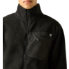 Oberkörper einer Person mit schwarzer Fleecejacke, mittiger Reißverschluss, Brusttasche mit kleinem weißem Logo; nur Mund und Kinn sichtbar