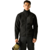 Mann frontal, schwarze Fleecejacke mit Reißverschluss und Brusttasche, schwarze Cargohose, hält olivgrüne Handschuhe in der rechten Hand; heller beiger Hintergrund