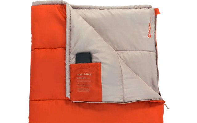 Ein halb aufgeklappter Schlafsack in Orange und Grau mit einer schwarzen Smartphone-Hülle in der Innentasche