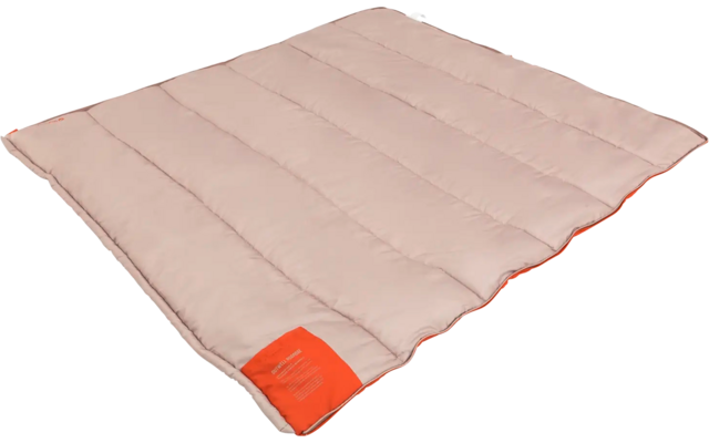 Beige gepolsterte Decke mit orangenem Etikett in der Ecke