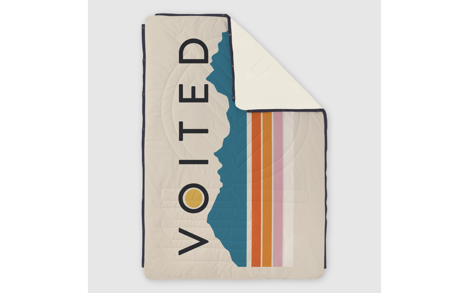 Gefaltete hellbeige Decke mit umgeschlagener Ecke, schwarze vertikale Schrift "VOITED", gezackte blaugrüne Form links und fünf vertikale Streifen in Orange, Rot und Rosa rechts