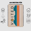 Beige gefaltete Decke auf hellgrauem Hintergrund mit vertikalem Text 'VOITED', einer türkisfarbenen unregelmäßigen Form und fünf senkrechten Streifen in Türkis, Orange, Rot und Rosa; darüber schwarzer Text 'AM BESTEN FÜR' und links und rechts sechs s