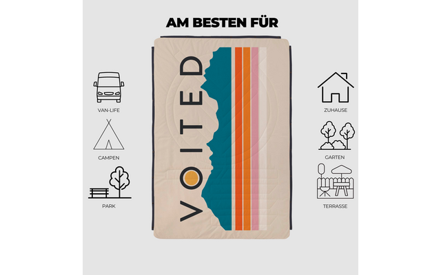 Beige gefaltete Decke auf hellgrauem Hintergrund mit vertikalem Text 'VOITED', einer türkisfarbenen unregelmäßigen Form und fünf senkrechten Streifen in Türkis, Orange, Rot und Rosa; darüber schwarzer Text 'AM BESTEN FÜR' und links und rechts sechs s