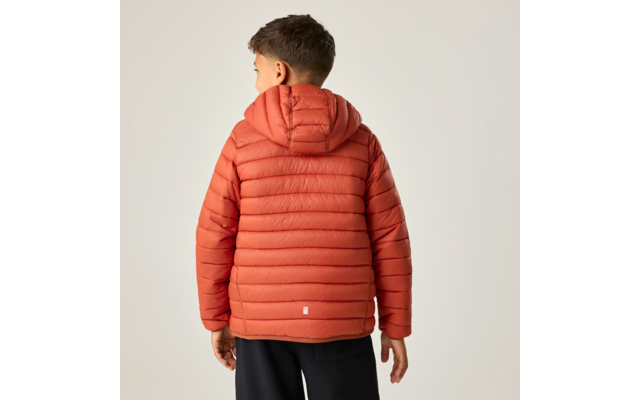 Rückenansicht einer stehenden Person in orangefarbener Steppjacke mit Kapuze und schwarzer Hose vor hellem Hintergrund