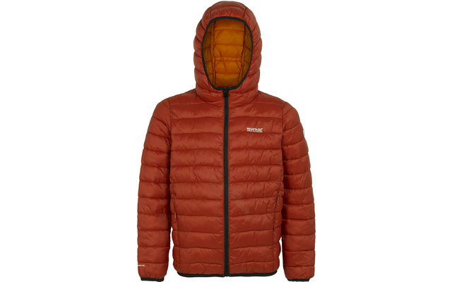Rostorange gesteppte Kapuzenjacke mit schwarzem Reißverschluss, zwei seitlichen Reißverschlusstaschen und weißem Logo auf der Brust