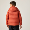 Rückenansicht einer stehenden Person in orangefarbener Steppjacke mit Kapuze und schwarzer Hose vor hellem Hintergrund