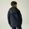 Rückenansicht einer Person mit dunkler Kapuzenjacke und dunkler Hose vor hellem Hintergrund