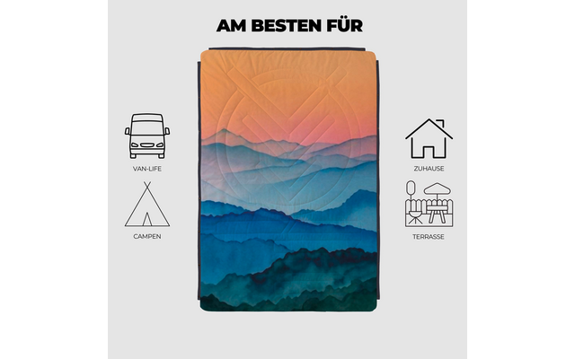 Gefaltete Decke mit mehrfarbigem, geschichteten Bergmuster (orange bis blau) auf hellgrauem Hintergrund, oben Schrift 'AM BESTEN FÜR', links Piktogramme Van und Zelt mit den Texten 'VAN-LIFE' und 'CAMPEN', rechts Piktogramme Haus und Terrasse mit den