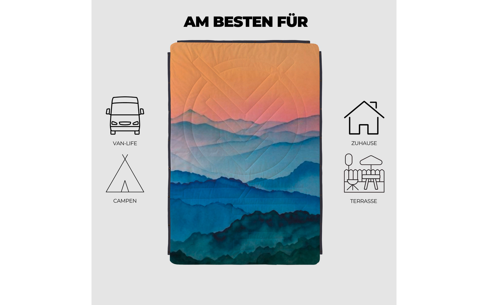 Gefaltete Decke mit mehrfarbigem, geschichteten Bergmuster (orange bis blau) auf hellgrauem Hintergrund, oben Schrift 'AM BESTEN FÜR', links Piktogramme Van und Zelt mit den Texten 'VAN-LIFE' und 'CAMPEN', rechts Piktogramme Haus und Terrasse mit den
