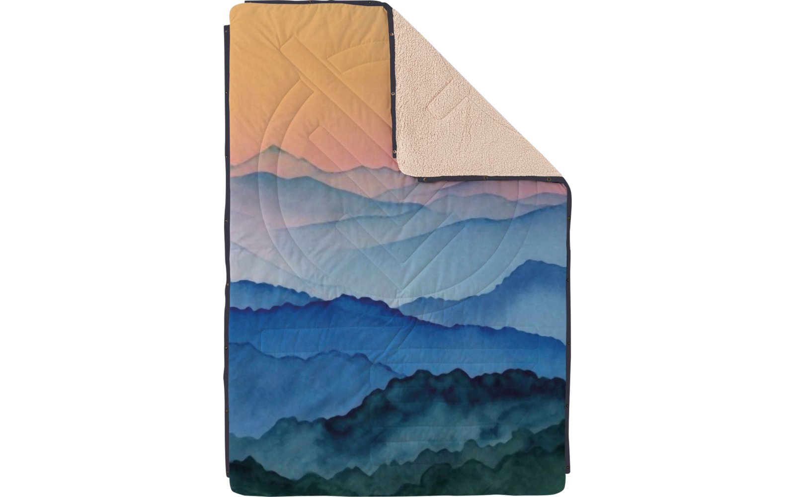 Gesteppte Decke mit übereinanderliegenden Bergsilhouetten, dunkle Blau‑ und Grüntöne unten, rosa‑orange Töne oben; obere Ecke umgeklappt, hellbeige flauschige Rückseite sichtbar; hellgrauer Hintergrund