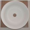 Witte ronde kom met een centraal rond gat op een vierkante houten plank, bovenaanzicht