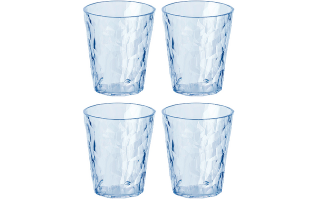 Vier doorzichtige drinkglazen, gerangschikt in twee rijen met elk twee glazen