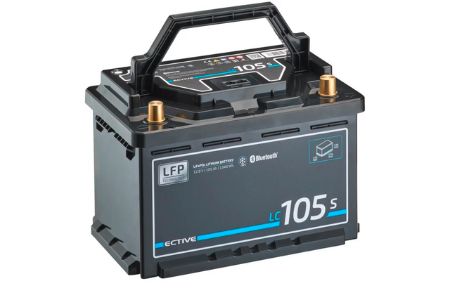 Schwarze Autobatterie mit blauem und weißem Schriftzug, Tragegriff oben