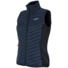 mouwloze doorgestikte navyblauwe bodywarmer met volledig ritssluiting, opstaande kraag, donkerdere zijpanelen, twee ritssluitingszakken en klein wit logo op de linkerborst