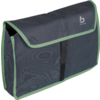 Sac rectangulaire en tissu gris foncé avec bordure verte, rabat, sangle verticale noire à l'avant et petit logo blanc en haut à droite