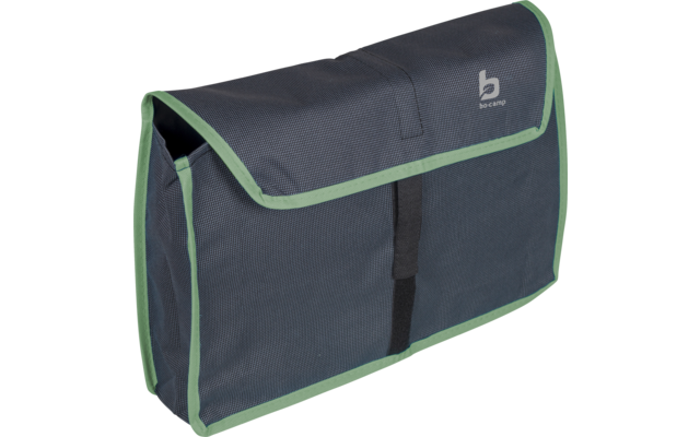 Sac rectangulaire en tissu gris foncé avec bordure verte, rabat, sangle verticale noire à l'avant et petit logo blanc en haut à droite
