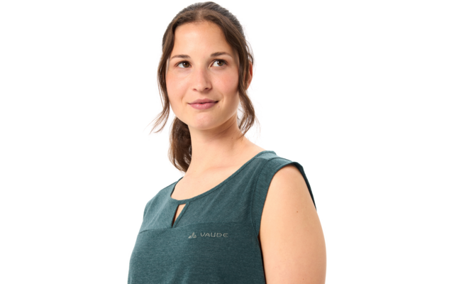Porträt einer jungen Frau mit braunem Pferdeschwanz, Blick nach rechts, trägt ein ärmelloses dunkelgrünes Oberteil mit kleinem VAUDE-Logo auf der Brust