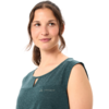 Porträt einer jungen Frau mit braunem Pferdeschwanz, Blick nach rechts, trägt ein ärmelloses dunkelgrünes Oberteil mit kleinem VAUDE-Logo auf der Brust