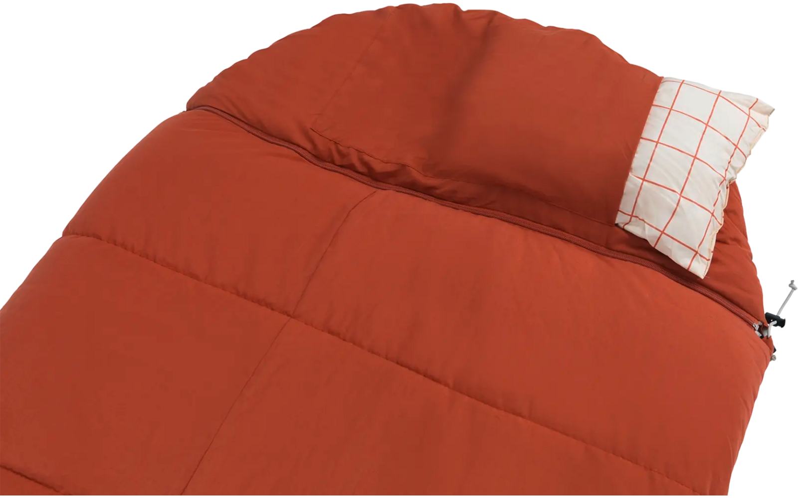 Rostfarbener Schlafsack mit kariertem Kissen
