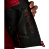 Hand hält Innenklappe einer Jacke offen, schwarze Innenfütterung mit roten Symbolen und offenem Reißverschluss