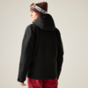 Personne vue de dos portant une veste à capuche noire, un pantalon rouge, un bonnet tricoté marron et des lunettes de ski sur le front sur un fond clair uni