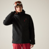 Person in schwarzer Jacke mit roten Reißverschlussdetails, roter Hose, brauner Strickmütze und Skibrille auf der Stirn, eine Hand am Jackenkragen, einfarbiger heller Hintergrund