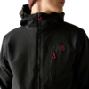 Oberkörper einer Person in schwarzer Kapuzenjacke mit roten Zippern, kleinem roten Logo auf der Brust und Mütze; Gesicht teilweise sichtbar, Blick nach rechts