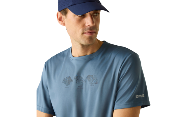 Mann mit dunkelblauer Baseballkappe, blaues T-Shirt mit kleinem Brustmotiv und Logoprint auf dem Ärmel, Blick nach links