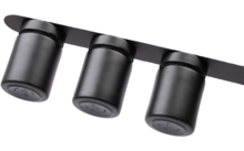 Trois appareils cylindriques noirs fixés sur une barre noire sur fond blanc