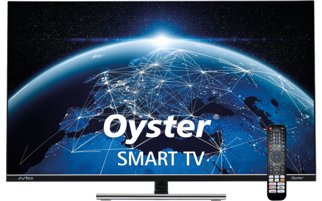 Flachbildfernseher auf Standfuß, Bildschirm zeigt die Erde aus dem Weltraum mit leuchtenden Linien und Punkten über den Kontinenten, weißer Schriftzug Oyster SMART TV, rechts eine Fernbedienung