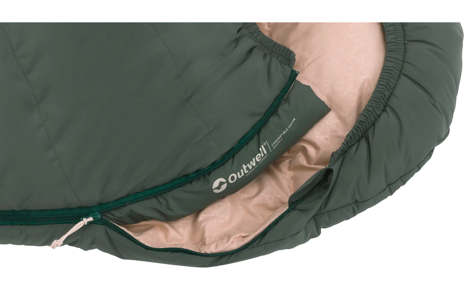 Close-up van een geopend groene slaapzak met beige binnenvoering en ritssluiting