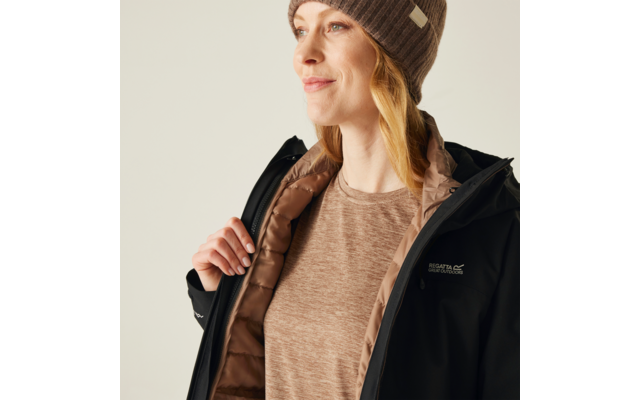 Frau mit brauner Mütze, braunem Pullover und schwarzer Jacke blickt nach rechts