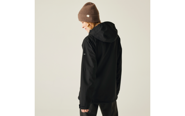 Person von hinten, trägt schwarze Kapuzenjacke und braune Mütze