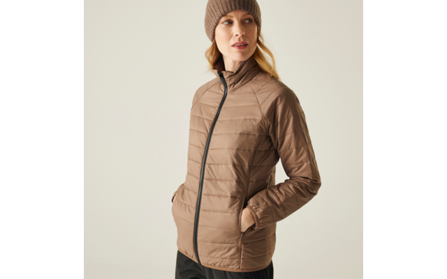 Frau trägt eine beige Steppjacke und eine graue Mütze