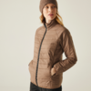 Frau trägt eine beige Steppjacke und eine graue Mütze