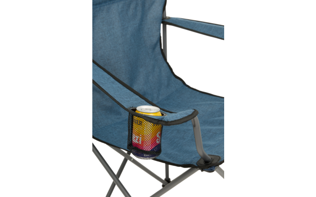 Blaue Campingstuhl mit Armlehnen, in der rechten Armlehne steht ein Getränkedosehalter mit einer roten Getränkedose