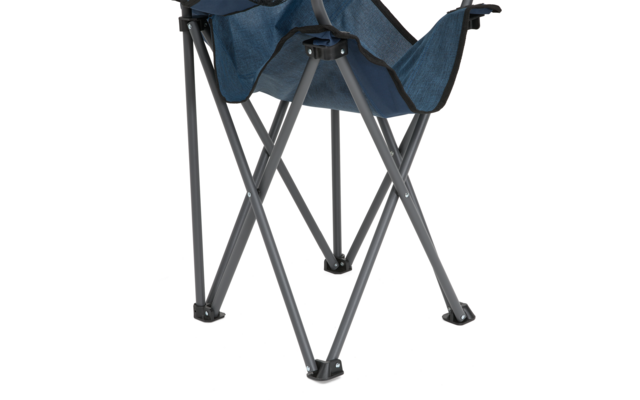 Nahaufnahme der unteren Hälfte eines blauen Klappstuhls mit gekreuzten grauen Metallbeinen, Kunststofffüßen und Stoffsitz