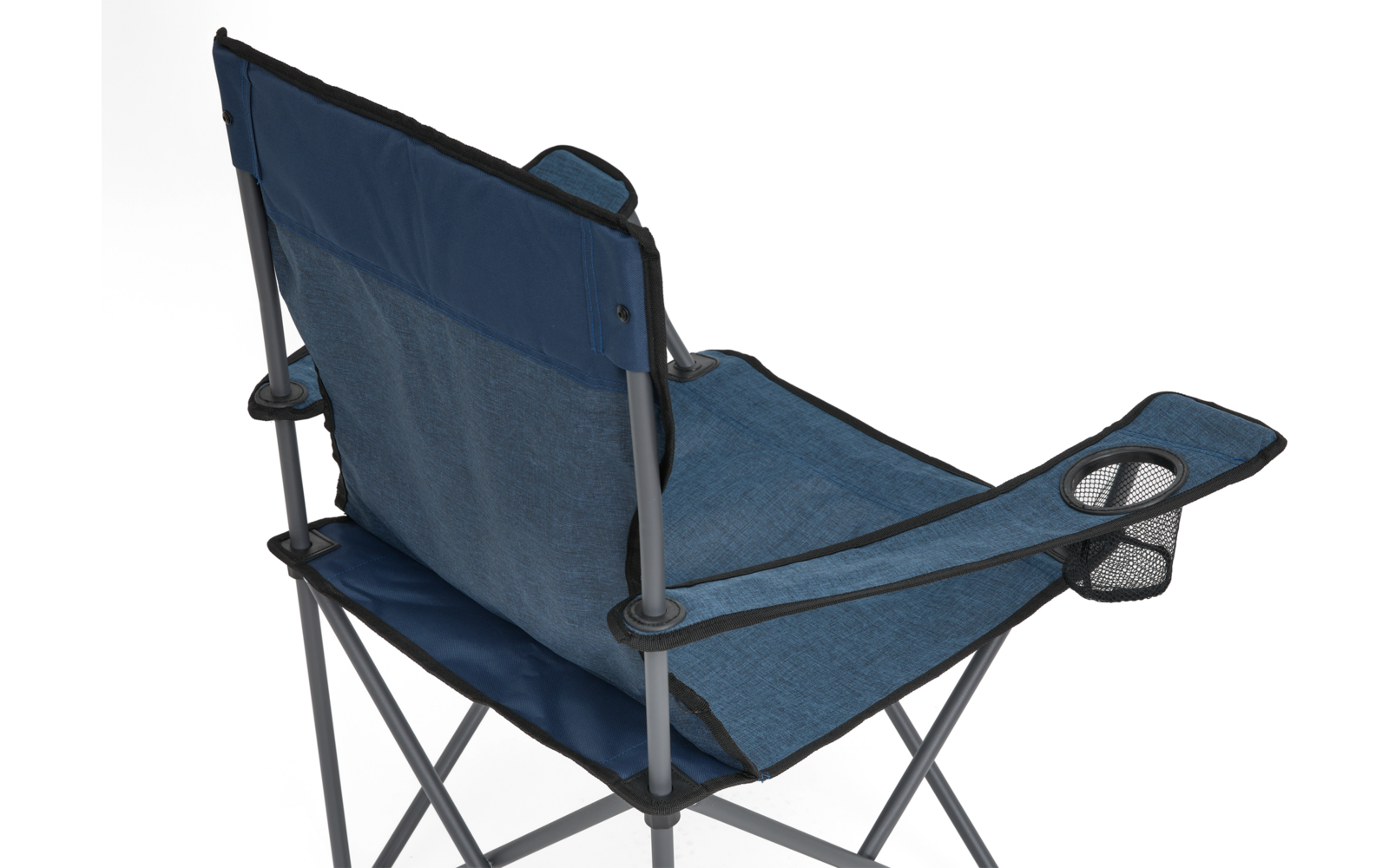 Blauer Klappstuhl mit Metallgestell, Armlehnen und Netz-Becherhalter, schräg von rechts hinten