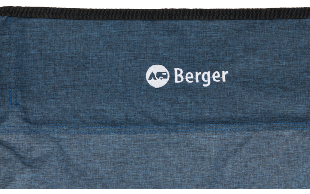 Dunkelblaue Stofffläche mit horizontalen Nähten, schwarzem Rand oben und weißem Logo "Berger"
