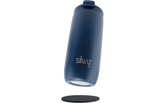 Bouteille de boisson bleu foncé avec bouchon et logo argenté "silwy", légèrement inclinée au‑dessus d'un dessous de verre rond noir sur fond blanc