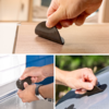 Image en trois parties : en haut une main tire un petit outil noir incurvé en plastique/caoutchouc sur une surface en bois ; en bas à gauche une main tient l'outil sous de l'eau courante à un évier ; en bas à droite une main passe l'outil sur la surface brillante d'une voiture