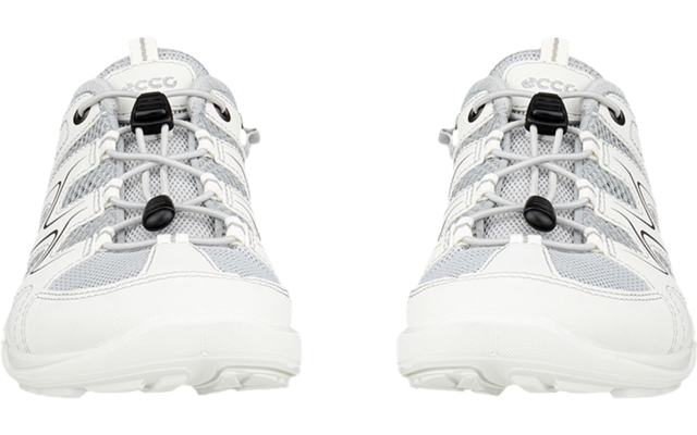 Dos zapatillas blancas y gris claro, vista frontal, cordones con cordón y tope, paneles de malla y cuero, suelas de goma blancas, sobre fondo blanco