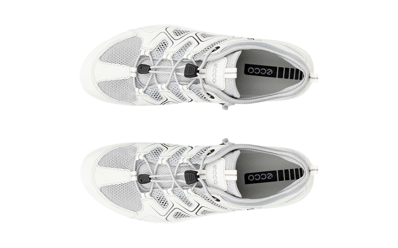 Dos zapatillas blanco-gris vistas desde arriba, una junto a la otra, cordones visibles, plantilla con la marca 'ecco'