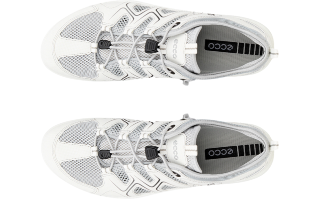 Dos zapatillas blanco-gris vistas desde arriba, una junto a la otra, cordones visibles, plantilla con la marca 'ecco'