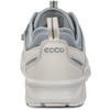 Vista trasera de una zapatilla gris claro con el logo ecco en el talón
