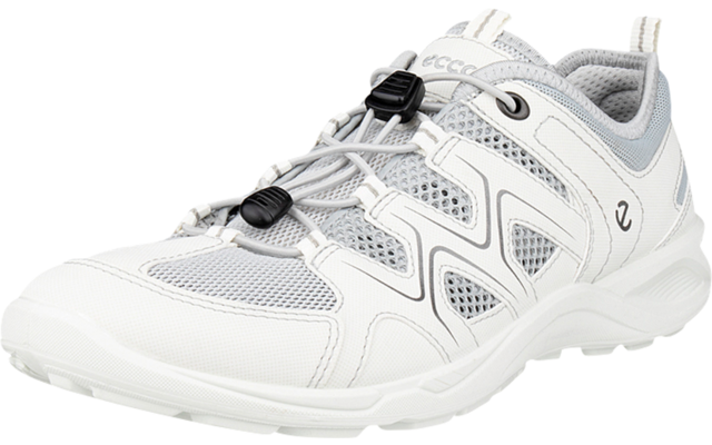 Zapatilla deportiva ligera blanca con paneles de malla gris, cordones elásticos de ajuste rápido y suela blanca texturizada